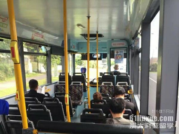 不参加高考出国留学好不好
