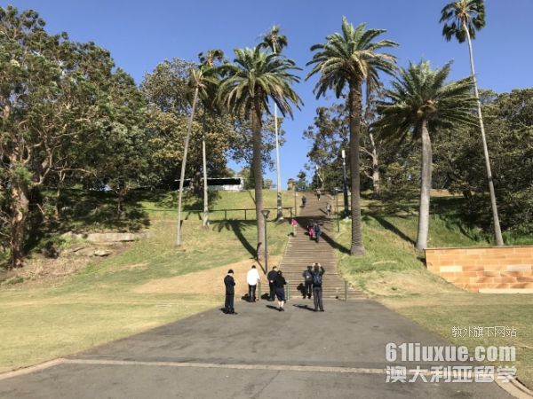 墨尔本迪肯大学预科
